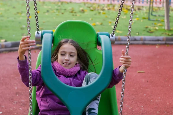 Niña jugando en el parque — Foto de Stock