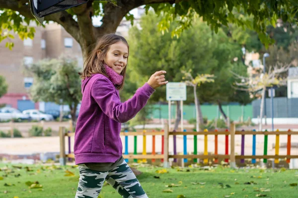 Holčička hrající si v parku — Stock fotografie