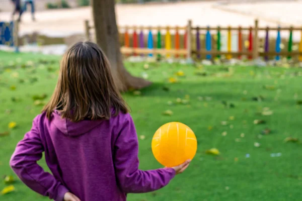 Niña jugando en el parque — Foto de Stock