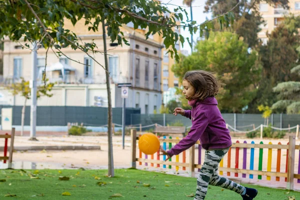 Niña jugando en el parque — Foto de Stock