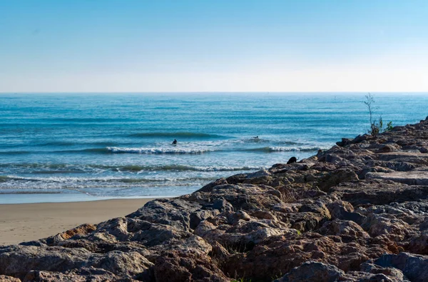 Uomini che fanno surf nel Mar Mediterraneo — Foto Stock