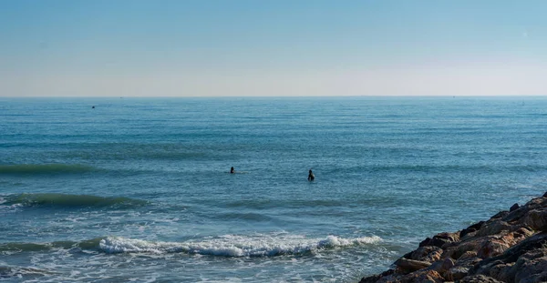 Férfiak szörföznek a Földközi-tengeren — Stock Fotó