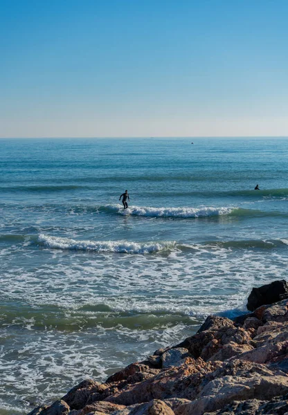 Les hommes surfent en Méditerranée — Photo