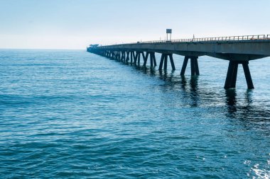 bir iskeleye bakış