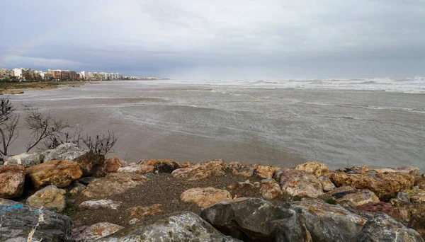 Puerto De Sagunto, İspanya 20 / 01 / 2020: Fırtınalardan sonra ağır dalgalar — Stok fotoğraf