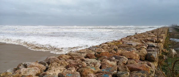 Puerto De Sagunto, Spain 20 / 01 / 2020: Heavy waves after the storms — стоковое фото