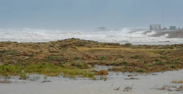 Puerto De Sagunto, España 20 / 01 / 2020: Fuertes olas tras las tormentas — Foto de Stock