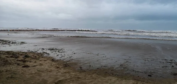 Puerto De Sagunto, Spain 20 / 01 / 2020: Heavy waves after the storms — стоковое фото