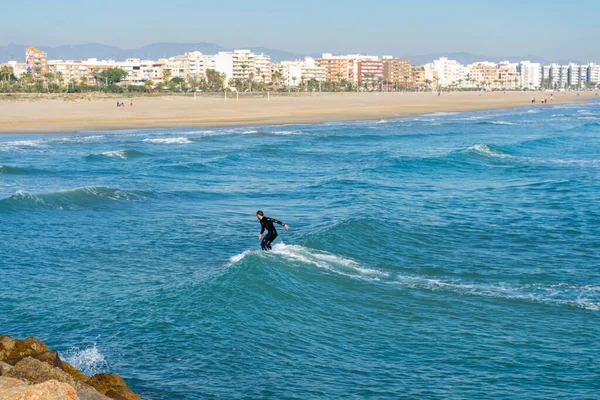Akdeniz 'de sörf yapan adam. — Stok fotoğraf