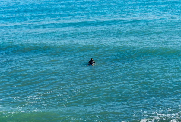 Hombre surfeando en el mar Mediterráneo —  Fotos de Stock