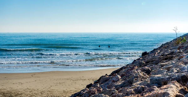 Hombre surfeando en el mar Mediterráneo — Foto de Stock