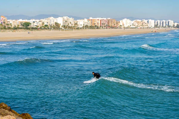 Man surfar i Medelhavet — Stockfoto