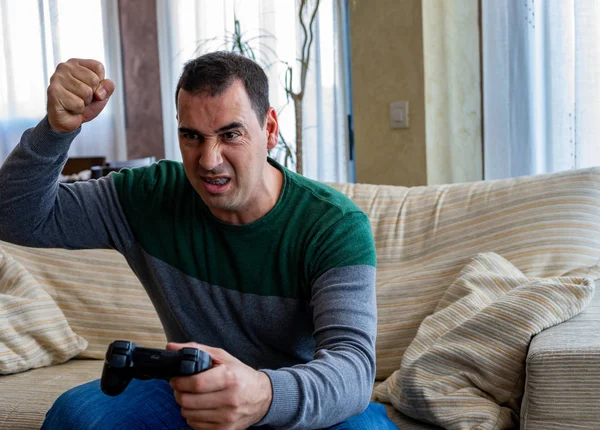 Homem irritado jogando videogames — Fotografia de Stock