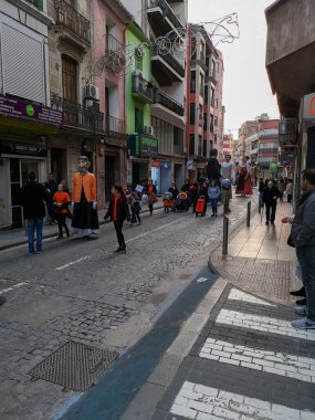 Burriana, İspanya 08 / 02 / 2020: Devler ve büyük kafaların geçit töreni