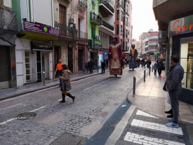 Burriana, İspanya 08 / 02 / 2020: Devler ve büyük kafaların geçit töreni