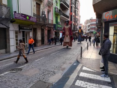 Burriana, İspanya 08 / 02 / 2020: Devler ve büyük kafaların geçit töreni