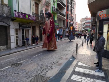Burriana, İspanya 08 / 02 / 2020: Devler ve büyük kafaların geçit töreni