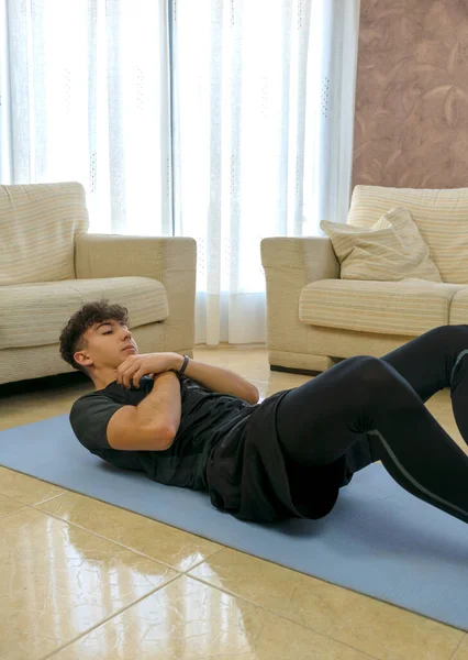 Jovem Com Sportswear Preto Praticando Exercício Sala Estar Casa Tapete — Fotografia de Stock