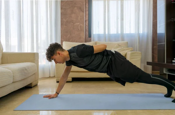 Hombre Joven Con Ropa Deportiva Negra Practicando Ejercicio Sala Estar — Foto de Stock