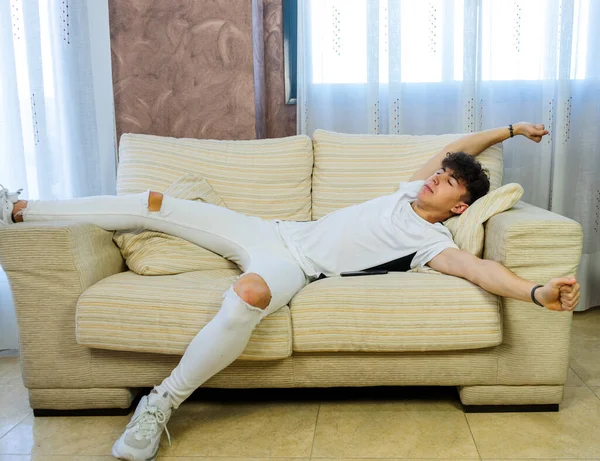 Junger Mann Posiert Auf Weißem Sofa Wohnzimmer — Stockfoto