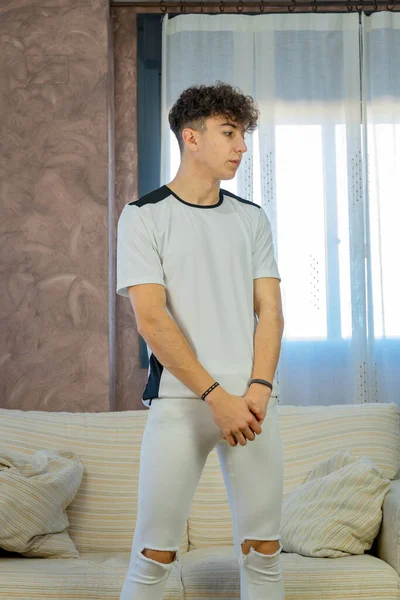 Junger Mann Posiert Auf Weißem Sofa Wohnzimmer — Stockfoto