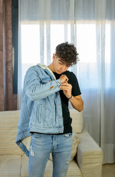 Jovem Posando Sofá Branco Sua Sala Estar — Fotografia de Stock