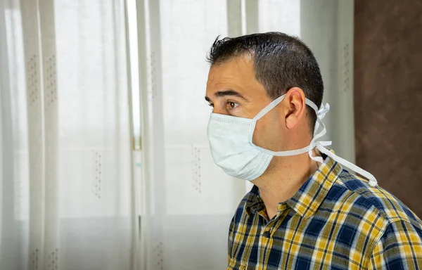 Hombre Posando Con Máscara Salón Casa Protegiéndose Del Covidio — Foto de Stock