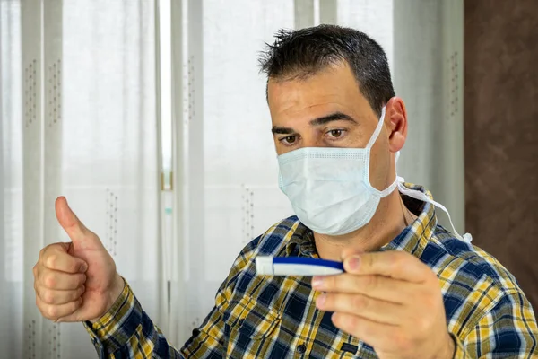 Hombre Con Máscara Aliviado Por Tomar Temperatura Corporal Debido Covid — Foto de Stock