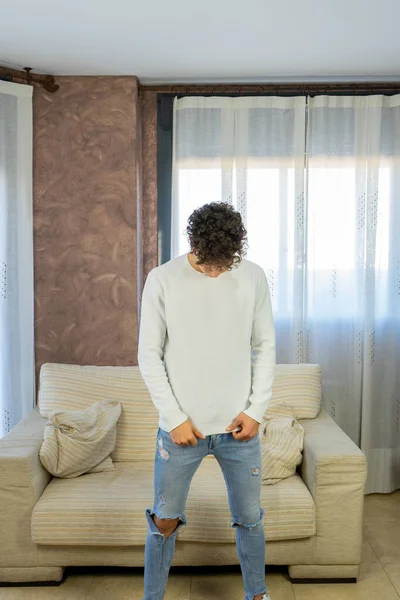 Hombre Joven Posando Sofá Blanco Sala Estar — Foto de Stock