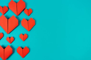 Origami kalpleri mavi arkaplanda kağıttan yapılmıştır.