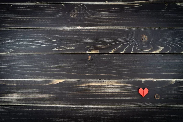 Красные Оригами Сердца Разных Размеров Композиции Выветриваемом Черном Деревянном Фоне — стоковое фото