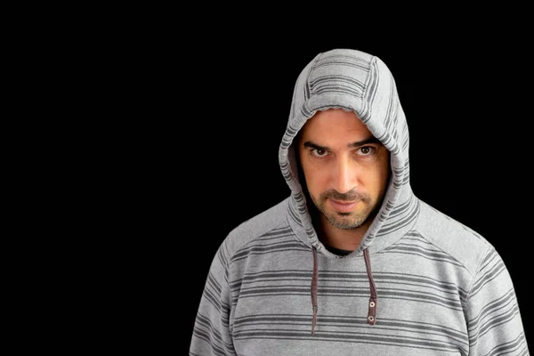 Baard Man Een Hoodie Poseren Met Zwarte Achtergrond — Stockfoto