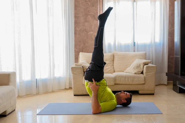 Sakallı Adam Siyah Yeşil Spor Kıyafetleriyle Egzersiz Yapıyor Oturma Odasında — Stok fotoğraf