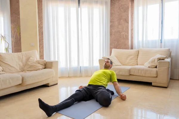 Hombre Barbudo Baja Forma Haciendo Ejercicio Con Ropa Deportiva Negra — Foto de Stock