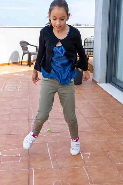 Hermosa Niña Una Chaqueta Negra Jugando Pezuña Con Tendedero Terraza — Foto de Stock