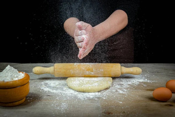 Man Händer Knåda Bröd Deg Ett Träbord Med Svart Bakgrund — Stockfoto