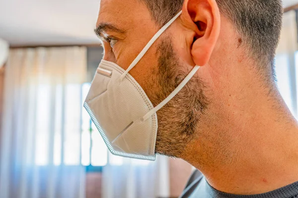 Hombre Pelo Corto Barba Posando Con Una Máscara Para Protegerlo — Foto de Stock