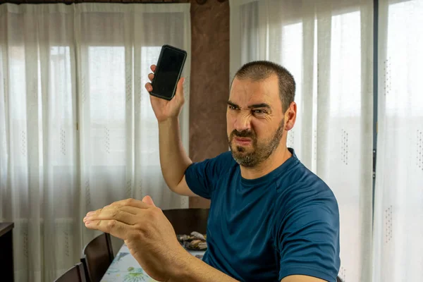 Homem Furioso Com Barba Cabelo Curto Uma Camisa Azul Marinho — Fotografia de Stock