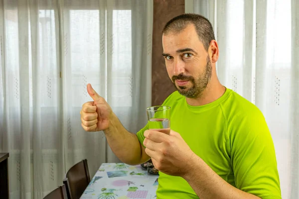 Hombre Barbudo Con Pelo Corto Camisa Verde Bebiendo Agua Vaso — Foto de Stock