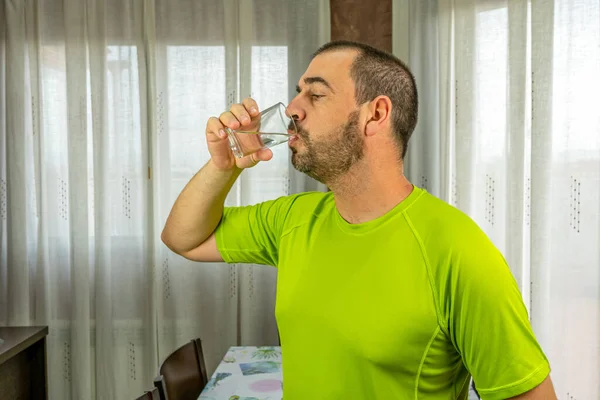 Hombre Barbudo Con Pelo Corto Camisa Verde Bebiendo Agua Vaso — Foto de Stock