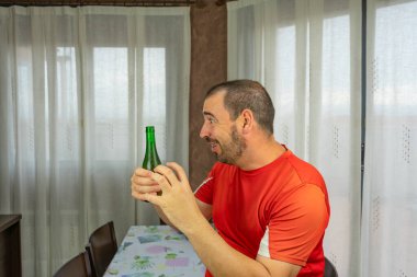 Sakallı adam ve kırmızı tişörtlü kısa saçlı taze birayla mutlu. Eğlenceli konsept