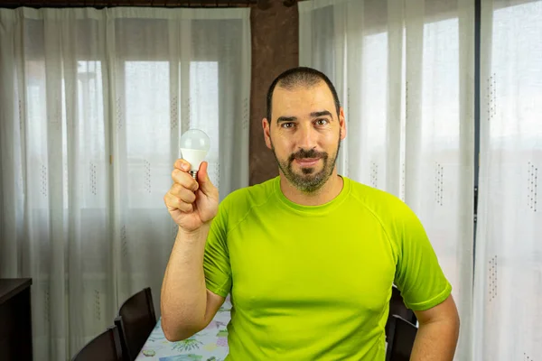 Sakallı Kısa Saçlı Yeşil Gömlekli Bir Adam Evdeki Oturma Odasında — Stok fotoğraf