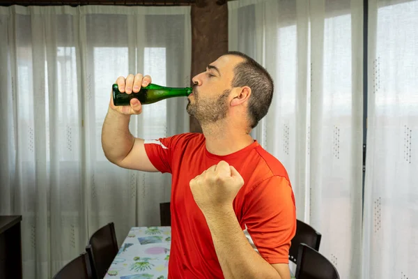 Hombre Barbudo Pelo Corto Camisa Roja Feliz Con Una Cerveza — Foto de Stock
