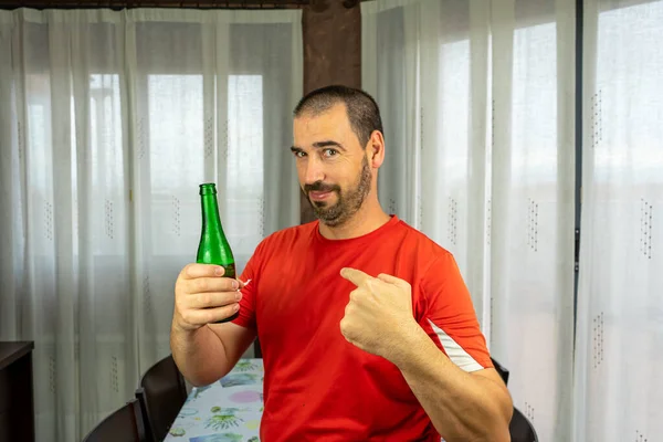 Homem Barbudo Cabelo Curto Camisa Vermelha Feliz Com Uma Cerveja — Fotografia de Stock
