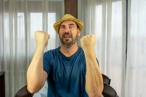 Homem Barbudo Com Chapéu Palha Vestido Com Uma Camisa Azul — Fotografia de Stock