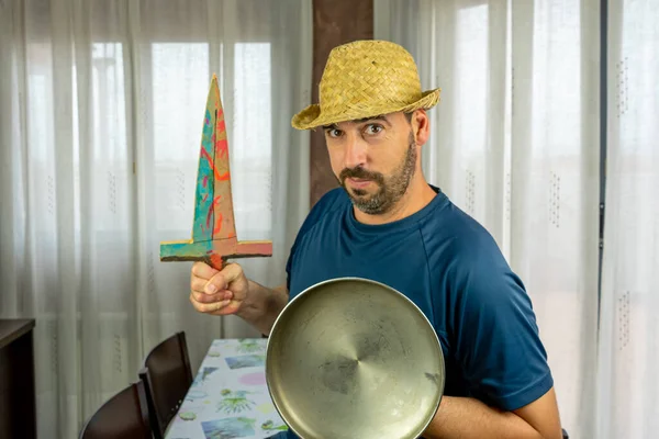 Homem Barbudo Com Chapéu Palha Espada Madeira Vestido Com Uma — Fotografia de Stock