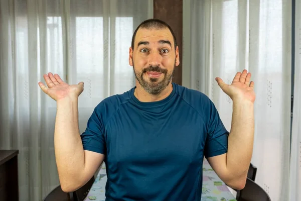 Homem Barbudo Com Cabelo Curto Vestido Com Uma Camisa Azul — Fotografia de Stock