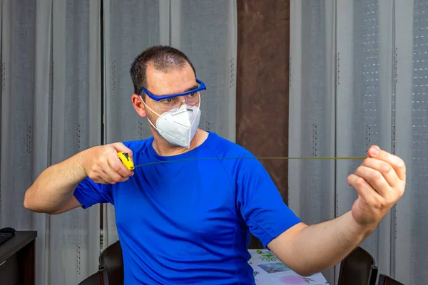 Hombre Con Barba Pelo Corto Con Camisa Azul Máscara Para — Foto de Stock