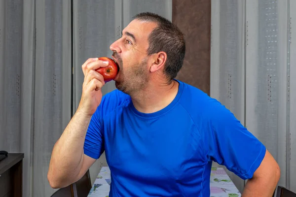 Hombre Barbudo Con Pelo Corto Camiseta Azul Sosteniendo Una Manzana — Foto de Stock