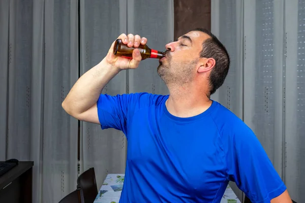 Hombre Barbudo Pelo Corto Camisa Roja Feliz Con Una Cerveza — Foto de Stock